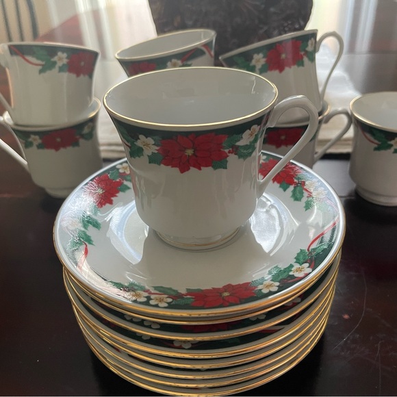Fairfield Fine China Deck The Halls Set Of Eight Teacups & Saucers - Picture 2 of 7